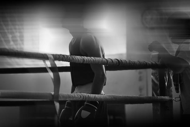 Sagome in bianco e nero di atleti di boxe sul ring Sport da combattimento Profondità di campo ridotta concentrarsi sulle mani degli atleti