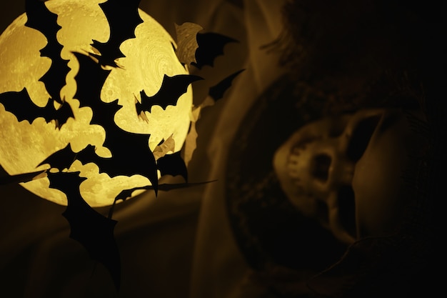 Sagome nere di pipistrelli su uno sfondo di luna. concetto di Halloween. Sfondo spaventoso. Oggetti astratti spaventosi per Halloween.