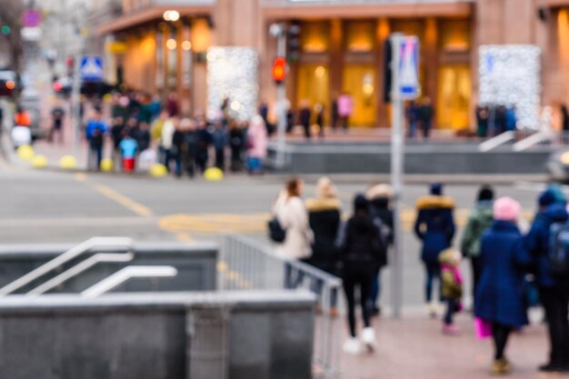 Sagome sfocate di persone diverse in una strada affollata