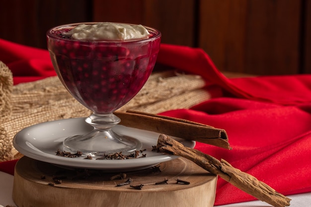 Sagu dolce al vino rosso con panna e chiodi di garofano e cannella per dessert