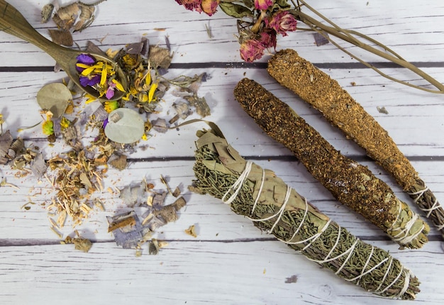 Sahumos, incensi artigianali realizzati con erbe e fiori.