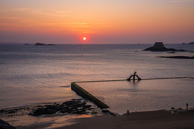 SaintMalo piscina naturale al tramonto brittany Francia