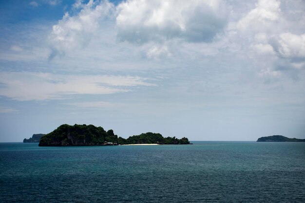 Sairee spiaggia di sabbia di Chumphon Bay nel Golfo di Thailandia e mare oceano per i thailandesi viaggiatori stranieri visitano e giocano a nuotare nell'acqua della città di Chumphon nella provincia meridionale di Chumphon