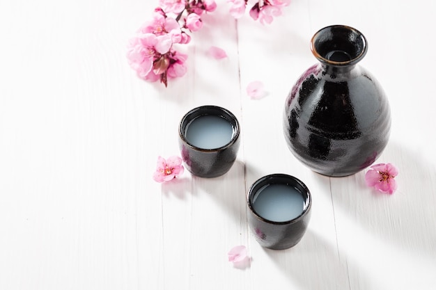 Sake pronto da bere in ceramica nera antica