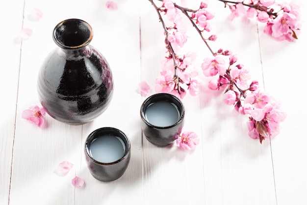 Sake saporito e forte con fiori di ciliegio in fiore