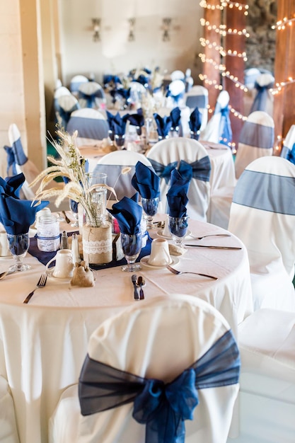 Sala banchetti decorata per il matrimonio in bianco e blu.