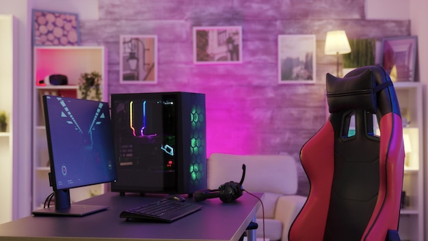 Sala con pc per gaming online e sedia gaming.