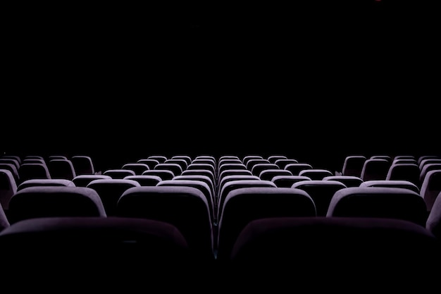 Sala concerti Sala cinema con luci spente e sedili morbidi