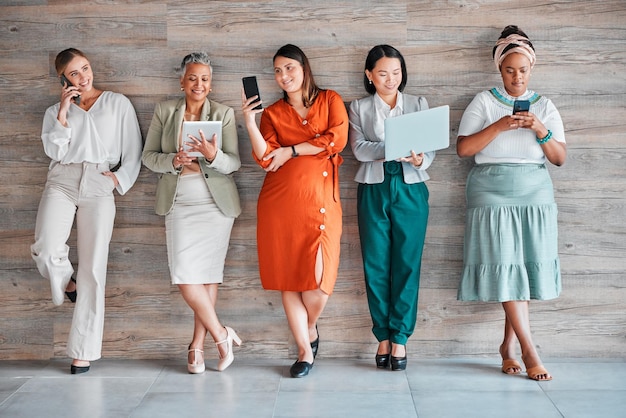 Sala d'attesa tecnologica e donne d'affari nel reclutamento per opportunità di ricerca di lavoro o inclusione professionale Diversità uguaglianza delle persone aziendali nell'ufficio delle risorse umane su computer e telefonata