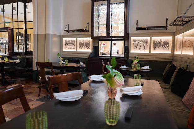 Sala da pranzo di lusso con design classico e contemporaneo