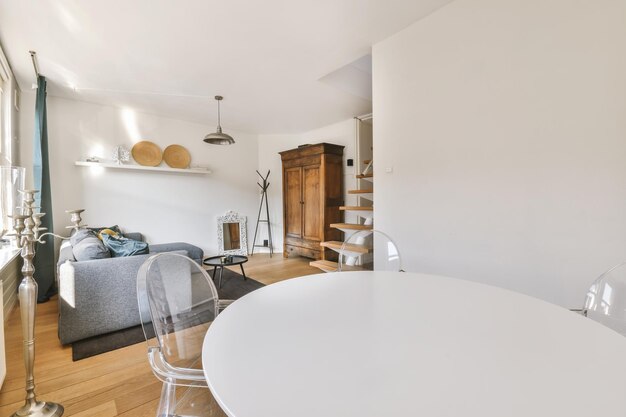 Sala da pranzo elegante e strabiliante con tavolo rotondo bianco