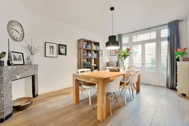 Sala da pranzo moderna in una casa di lusso dal design individuale