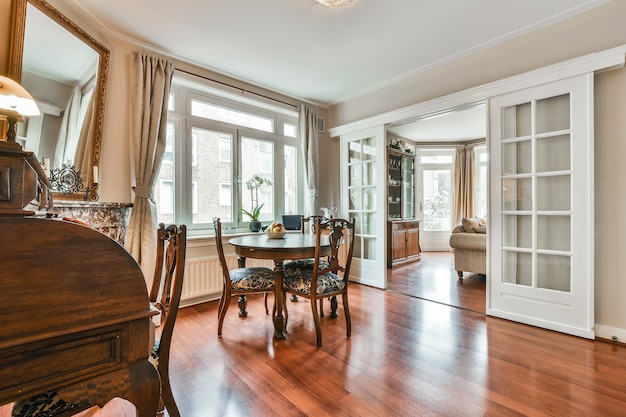 Sala da pranzo moderna in una casa di lusso dal design individuale