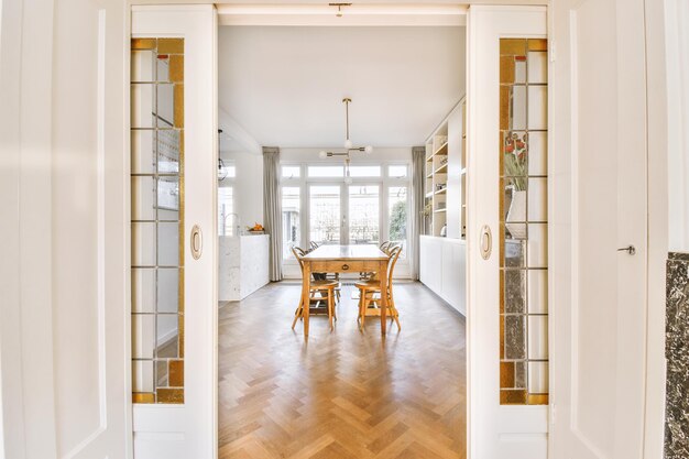 Sala da pranzo vuota vicino alla cucina aperta