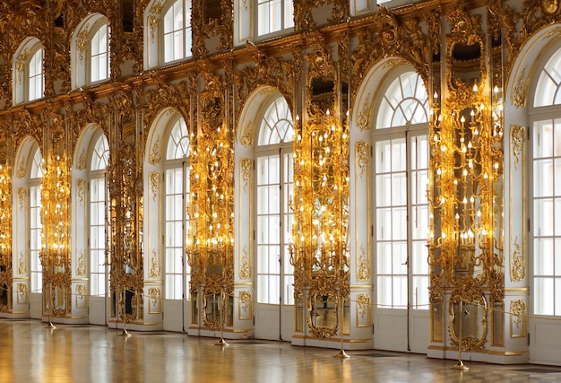 Sala decorata con foglia d'oro con soffitto alto e ampie finestre