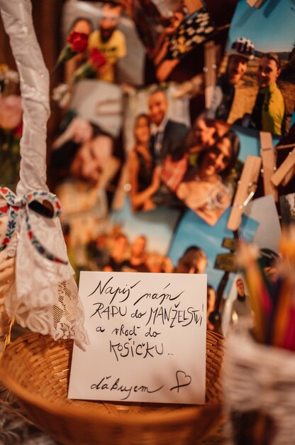 Sala decorata per cerimonia nuziale Banchetto nuziale Le sedie e la tavola rotonda per gli ospiti servite con fiori di posate