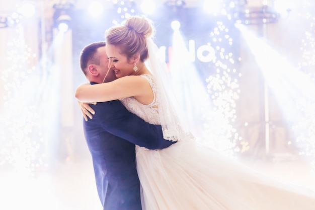 Sala del ristorante con luce, fumo e fuochi d'artificio. matrimonio sensuale