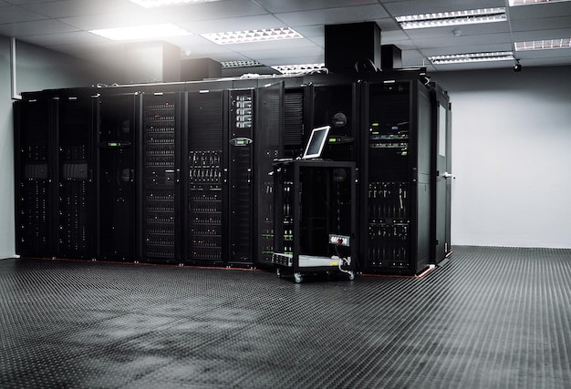 Sala di controllo vuota o laptop per la connessione a Internet Rete informatica o hardware di sicurezza informatica Supporto informatico in background Tecnologia elettronica o attrezzatura della macchina nel data center