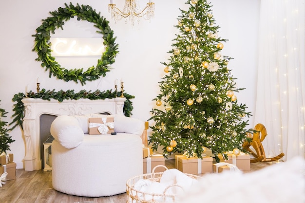 Sala di Natale decorata con un bellissimo abete