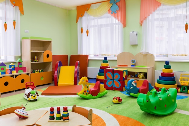 Sala giochi colorata con giocattoli all'asilo