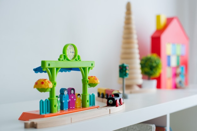 Sala giochi per bambini con giocattoli educativi colorati in plastica.