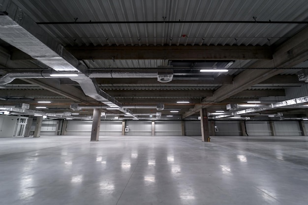 Sala industriale vuota con sistema di ventilazione al soffitto