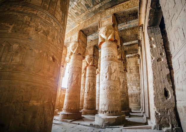 Sala ipostila con colonne nel tempio di Hathor a Dendera, Egitto