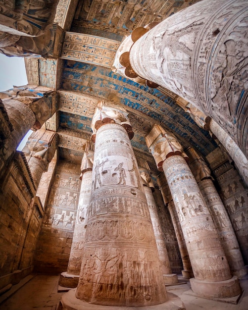 Sala ipostila con colonne nel tempio di Hathor a Dendera, Egitto