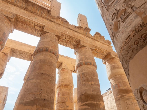 Sala ipostile con enormi colonne nel tempio di Karnak a Tebe dedicata ad Amun