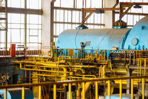 Sala macchine in centrale termica con generatori e turbine elettrici