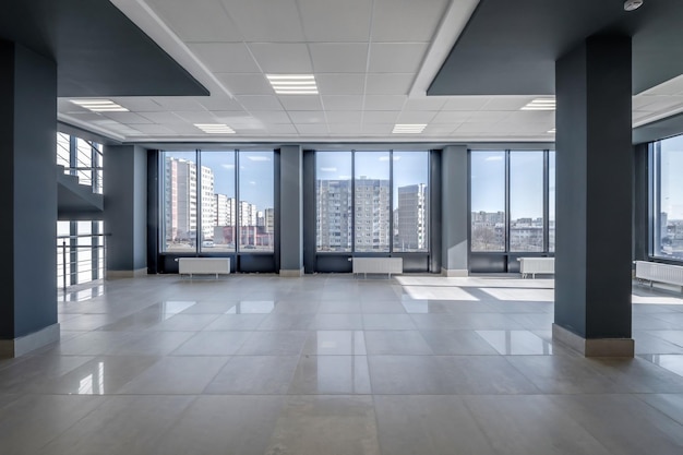 Sala moderna vuota con porte a colonne e finestre panoramiche