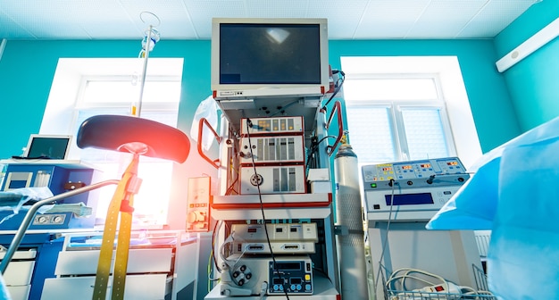Sala operatoria con attrezzature di lavoro, luci e computer pronti per i chirurghi. Dispositivi medici, concetto di design degli interni dell'ospedale.