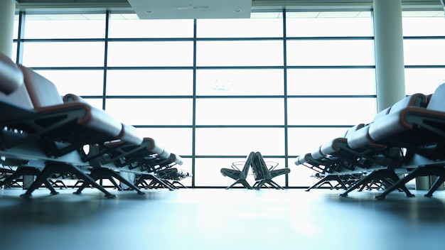 Sala partenze all'aeroporto, vista interna dell'aeroporto e viaggi e trasporti