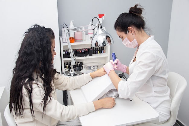 Sala per manicure con due postazioni di lavoro nel salone di bellezza. stanza del salone di bellezza