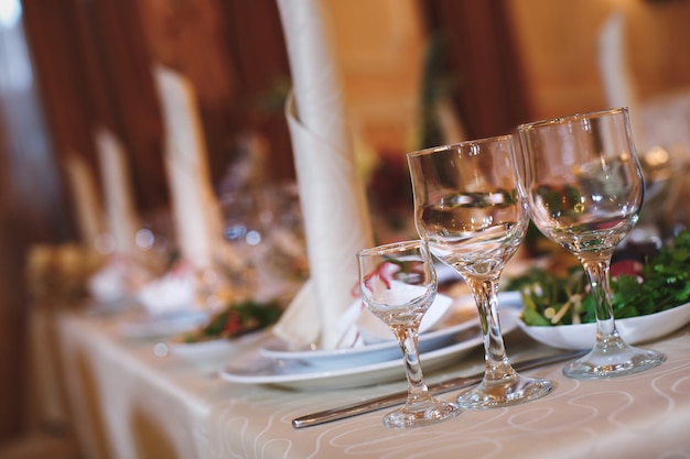 Sala per matrimoni decorata con fiori