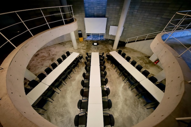 Sala riunioni in ufficio condivisa a forma di cerchio