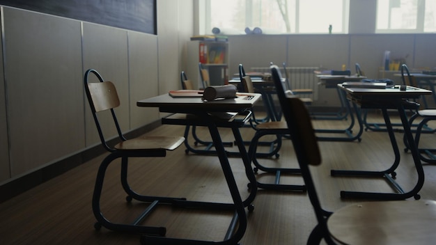 Sala scolastica vuota Interno della classe con scrivanie e sedie per l'istruzione