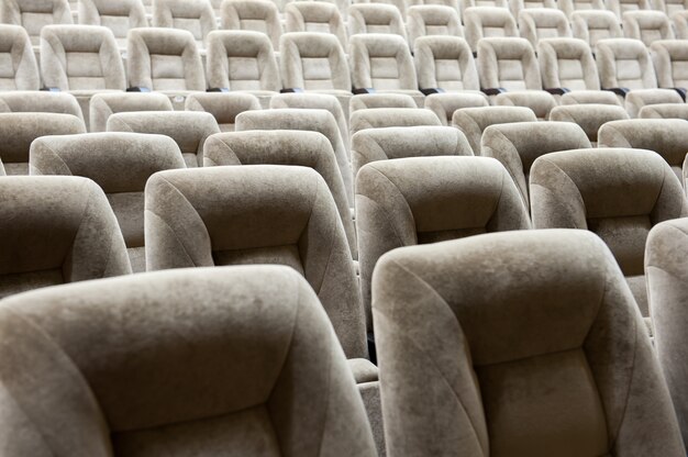Sala vuota con sedie beige, teatro o sala conferenze