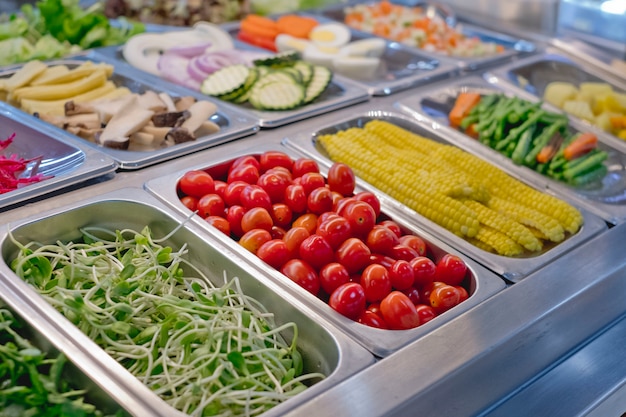 Salad bar con verdure nel ristorante, cibo sano