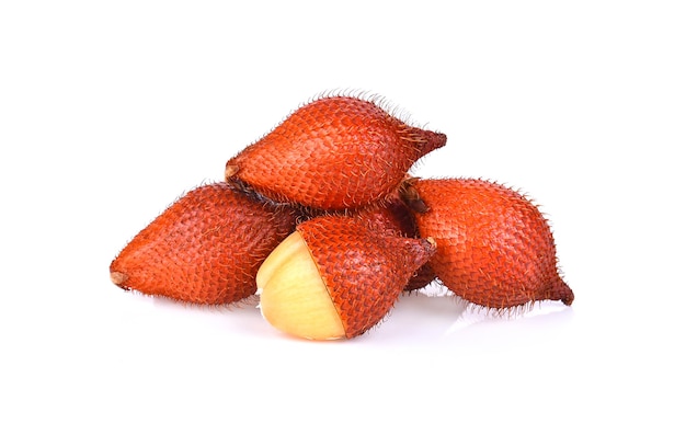 Salak frutta Salacca zalacca isolato su sfondo bianco