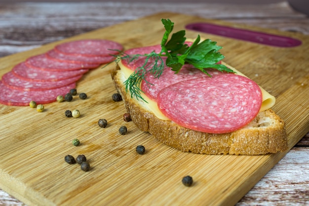 Salame affettato su pane su tagliere