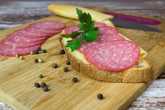 Salame affettato su pane su tagliere