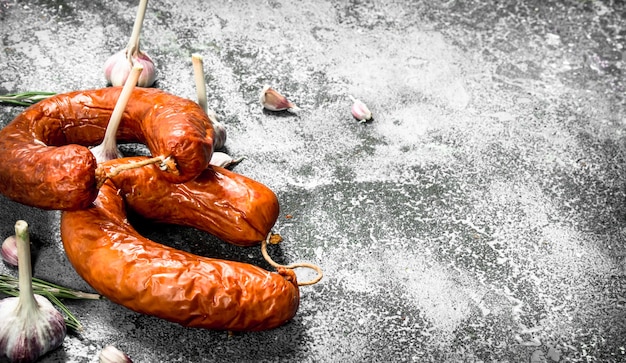 Salame affumicato con aglio e spezie su fondo rustico