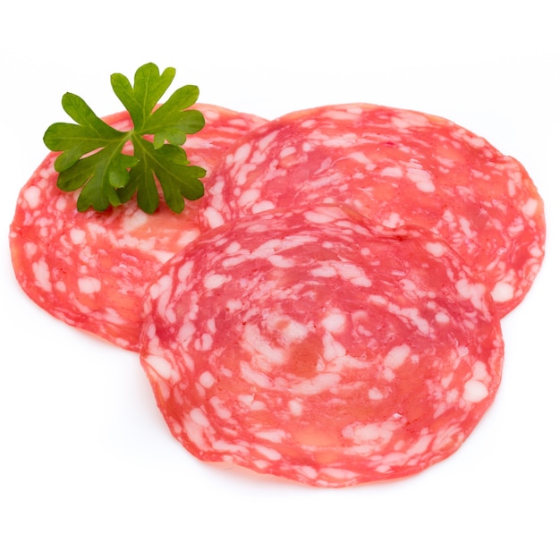 Salame affumicato fette di salsiccia isolati su sfondo bianco ritaglio