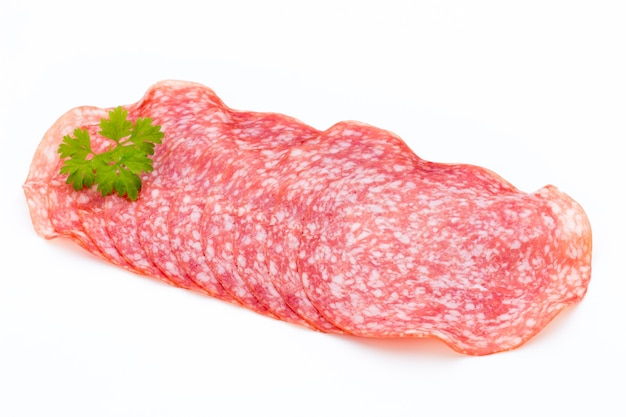 Salame affumicato fette di salsiccia isolati su sfondo bianco ritaglio.