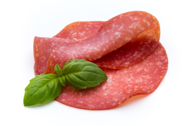 Salame affumicato fette di salsiccia isolati su sfondo bianco ritaglio