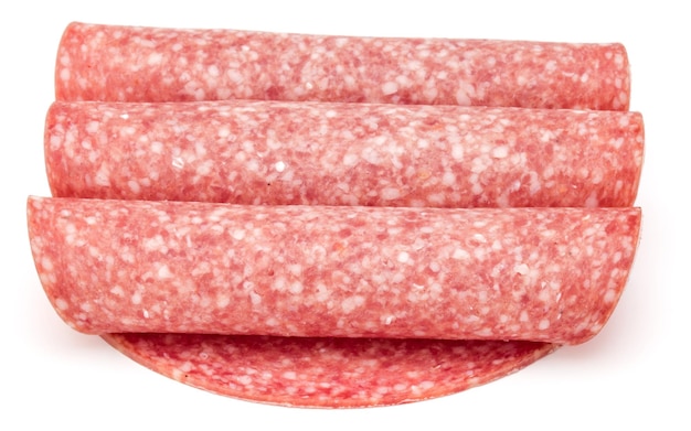 Salame affumicato fette di salsiccia isolati su sfondo bianco