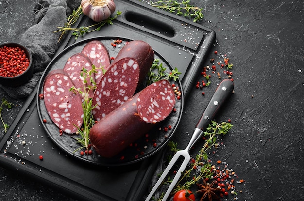 Salame con lardo Salsiccia tradizionale di Mosca Vista dall'alto Spazio libero per il testo