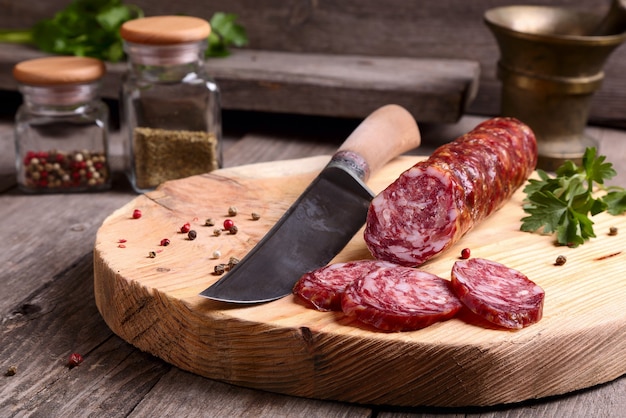 Salame e coltello su un tagliere