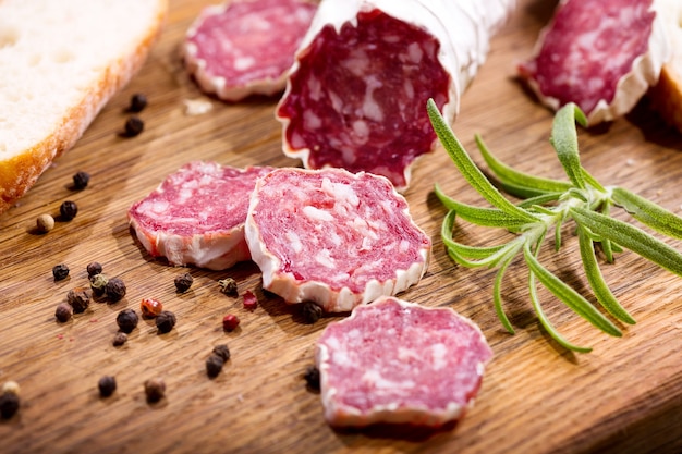 Salame francese al rosmarino su tavola di legno